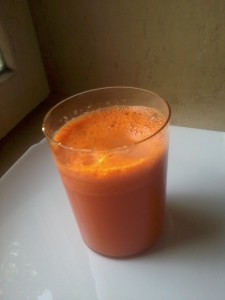 Стакан непроцеженного морковного сока 