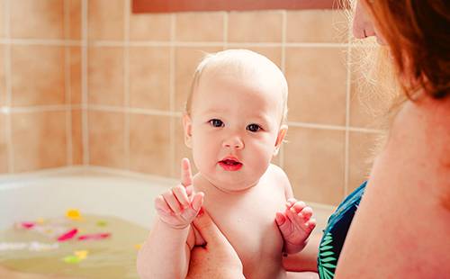 Младенец ведает пользу травяных ванн