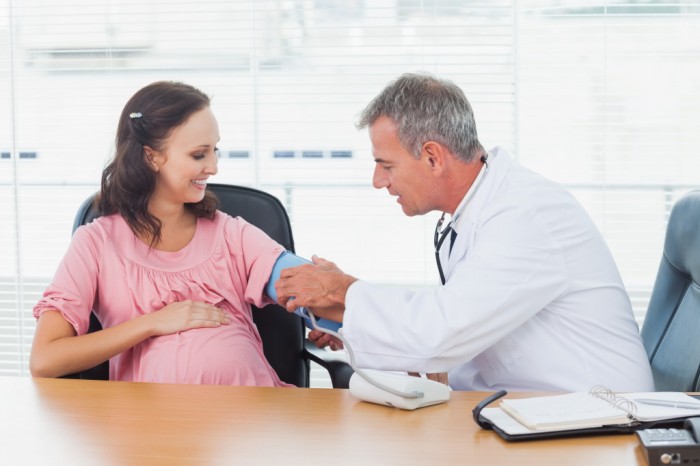 Давление беременным измеряют на каждом приеме в ЖК.