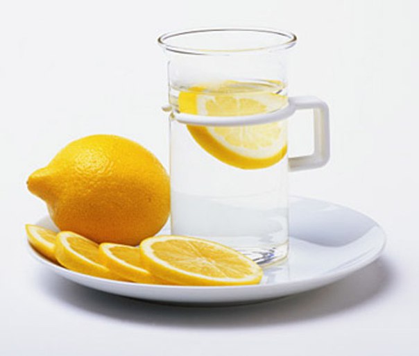 Вода с лимоном помогает беременной женщине уменьшить отеки.