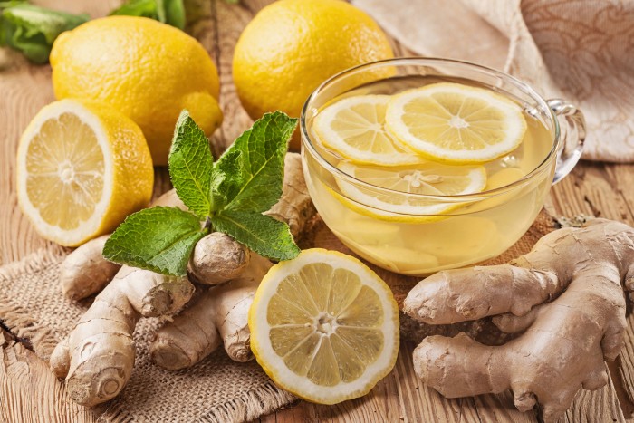 Чай с имбирем, лимоном и медом - витаминный напиток для беременной женщины.