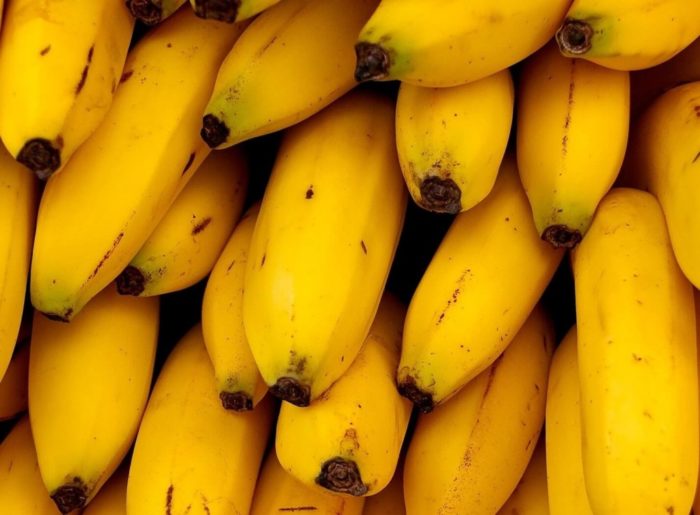 Банан богат на витамины и потому эффективен для лечения кашля