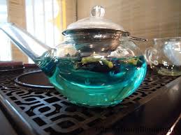 Лучше подавать синий чай в прозрачном чайнике - так красивее