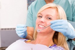 Осмотр у дантиста перед наращиванием зуба