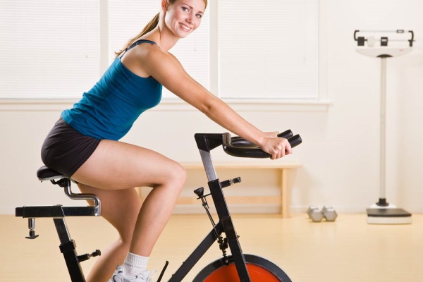 Занятия на велотренажере при похудении