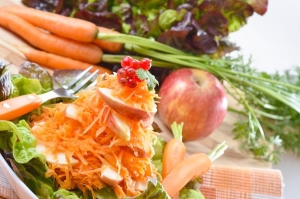 Простой салат из моркови и яблок с семечками