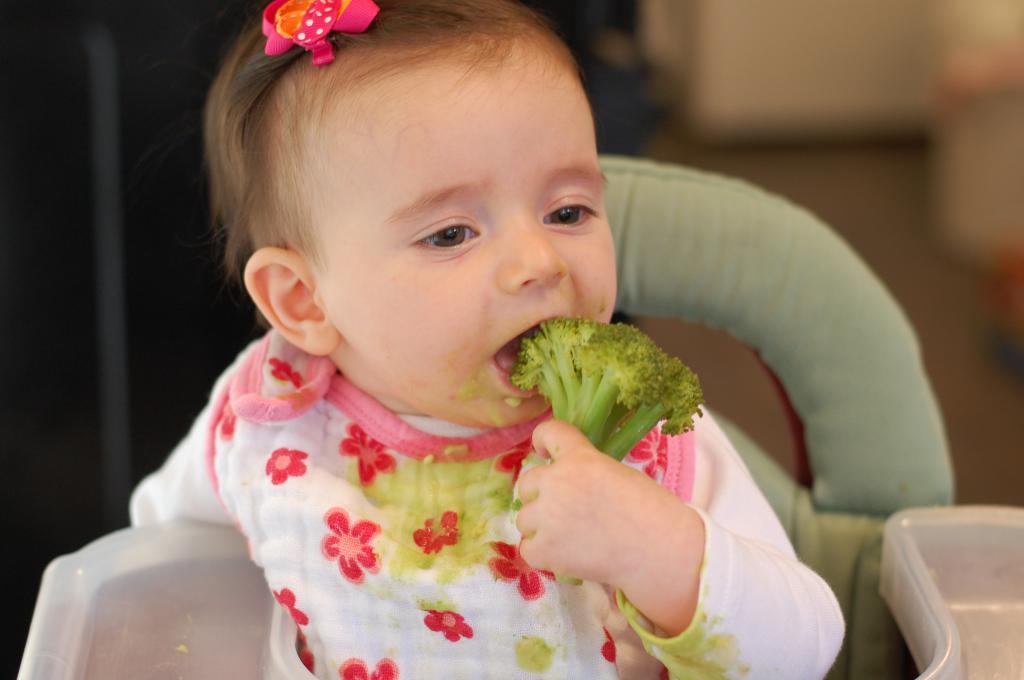 ребенок ест брокколи