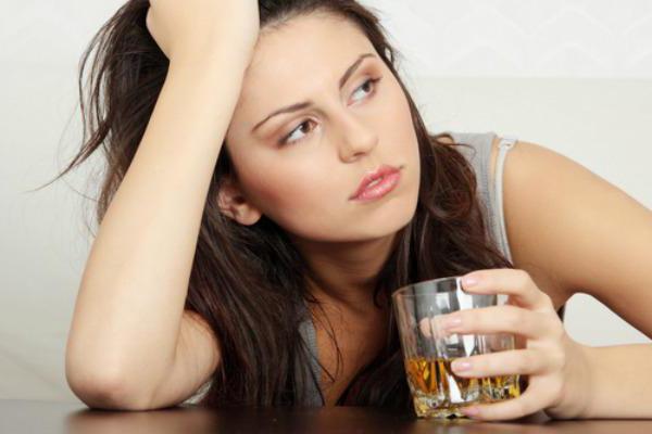 Первые признаки алкоголизма у женщин