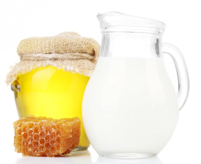 5 рецептов теплого молока при ангине