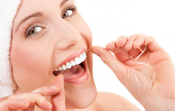чистка зубов нитью