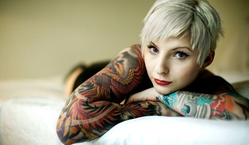 Девушка с татуировками