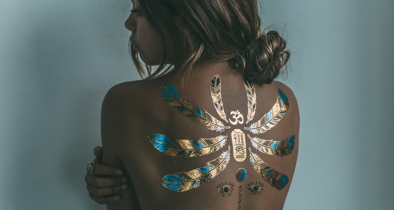 Переводная тату - перья и символы на спине у девушки