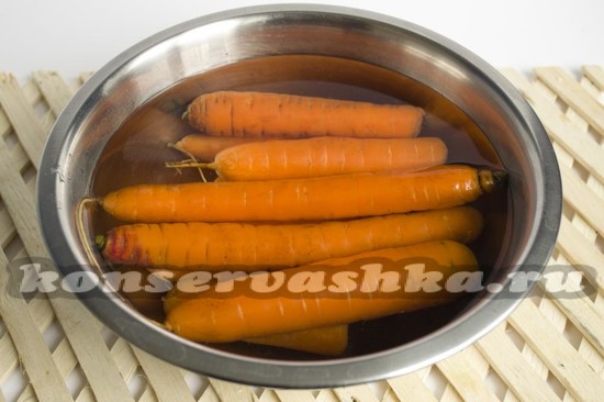 Морковь замачиваем в холодной воде