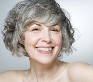 седые волосы по естественным причинам старения