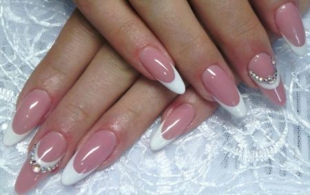 Френч маникюр в бело - розовом сочетание на овальную форму ногтя со стразами