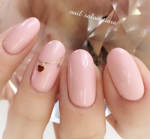 dust-pink-nails-with-accessory