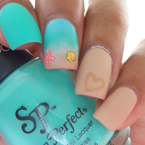 beach-nails-with-sandy-heart