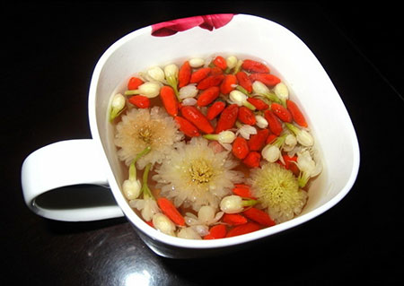 Чай с ягодами годжи и хризантемами