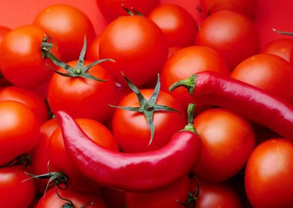 томат, натуральное масло и красный перец