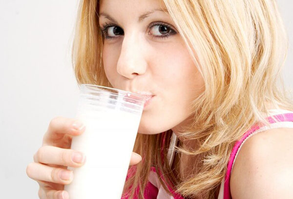 Девушка пьет молоко