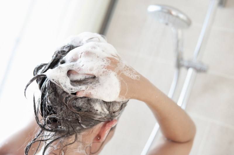 Мытье головы шампунем