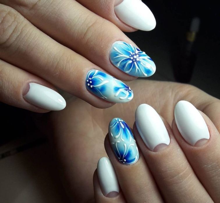 Голубые цветы гель-лаком на ногтях
