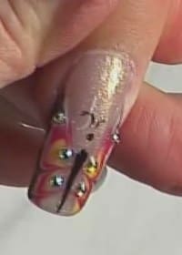 Дизайн ногтей в виде крыльев бабочки