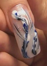 Роспись ногтей тонкой кистью в стиле гжель