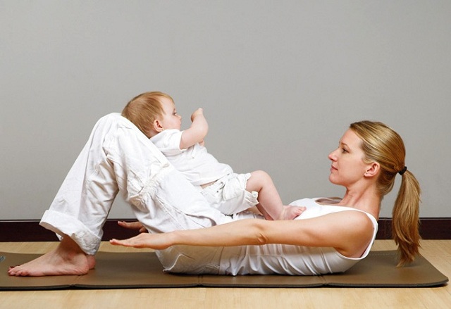 Упражнения для мам с малышом: фитнес для похудения