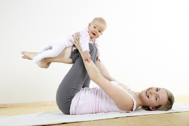Упражнения для мам с малышом: фитнес для похудения