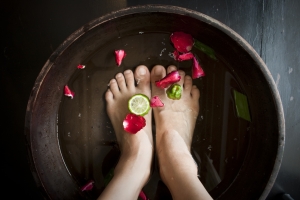 1334837_woman_soaking_feet_at_spa