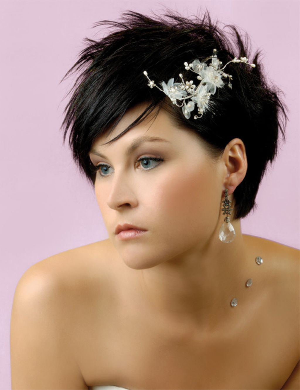На фото: свадебная прическа с короткими волосами с цветком в волосах.