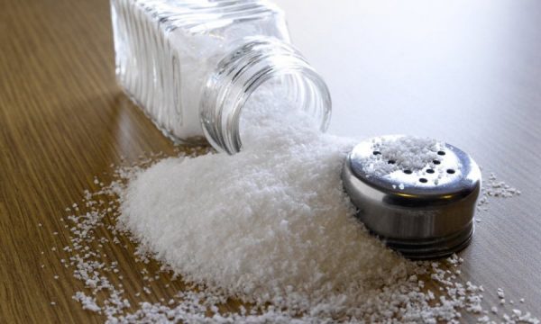 Мелкая соль на столе