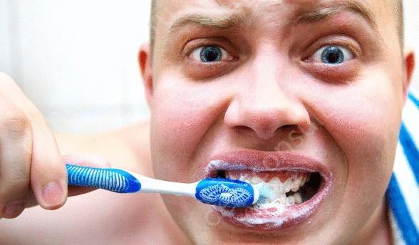 чистка зубов пастой и щеткой