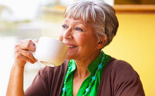 Травяной чай особенно полезен пожилым дамам