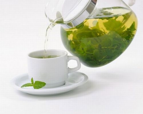 Зеленый чай из чайника