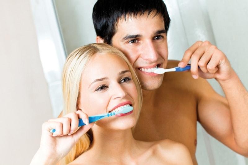 Пара чистит зубы