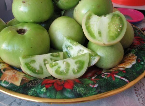 Зеленые помидоры на тарелке
