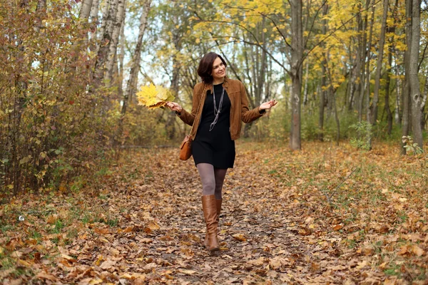 Пешеходные женщина в Осенний парк — стоковое фото