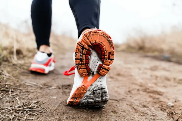 Ходьба или спортивная обувь ног для бега — стоковое фото
