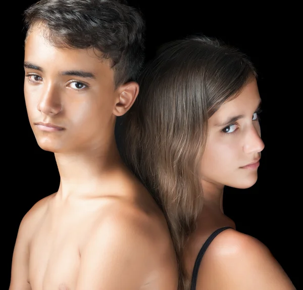 Несчастная молодая пара подростков на черном фоне — стоковое фото