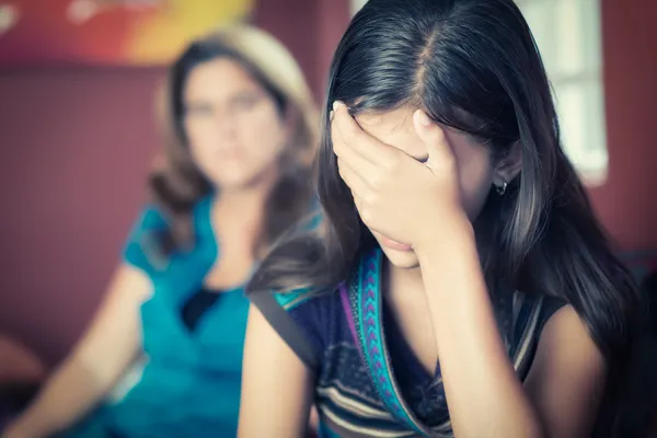 Девочка-подросток плачет с матерью на фоне — стоковое фото
