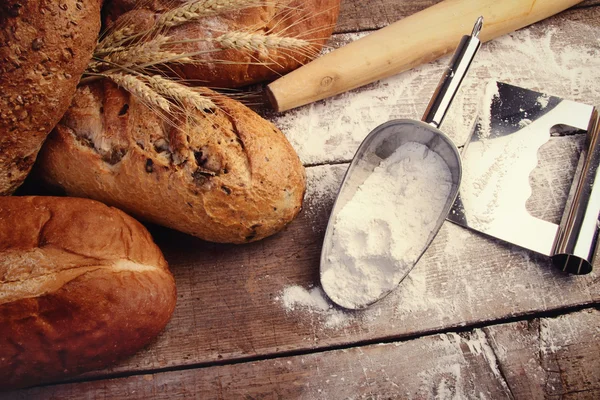 Домашний хлеб с посудой — стоковое фото
