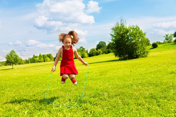 Девочка прыгает через веревку — стоковое фото