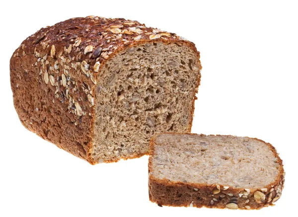 Буханка хлеба зерна и нарезанный предчувствие — стоковое фото
