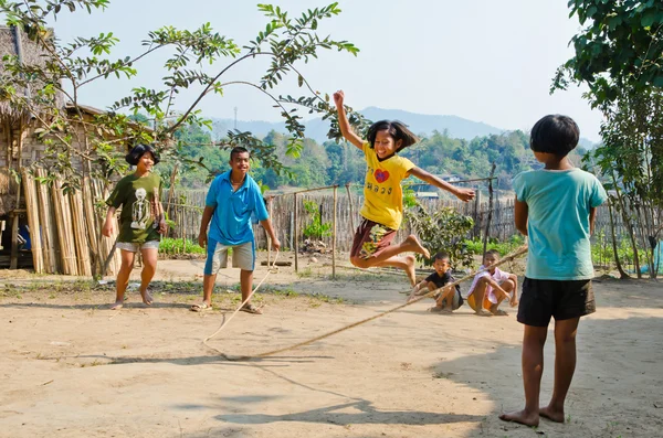 Неопознанные детей играть dod cheark kra (Веревка прыжки — стоковое фото