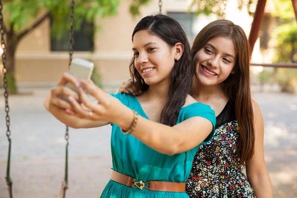 Друзья, принимая selfie с смарт-телефона — стоковое фото
