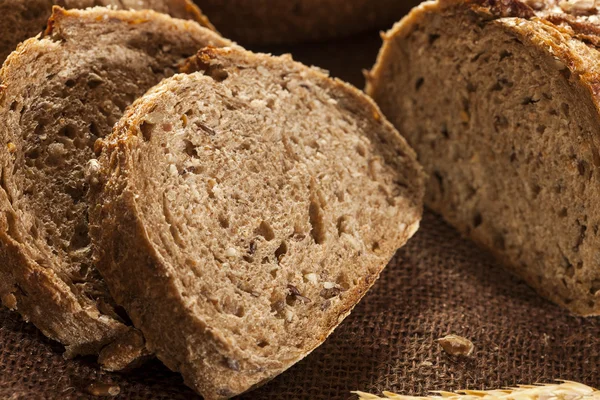 Свежий домашний хлеб из цельной пшеницы — стоковое фото