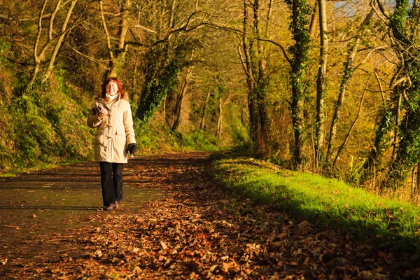 Женщина, прогулок, отдыха в Осенний парк. Co.Cork, Ирландия — стоковое фото
