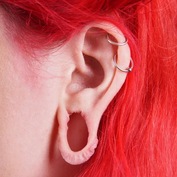 Пирсинг растянутой мочки уха — стоковое фото